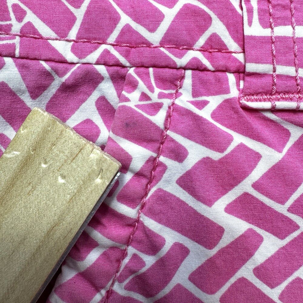 Lilly Pulitzer Resort Fit Shorts Women's 4 Pink Geo Preppy **FLAWS**READ** - Picture 6 of 16